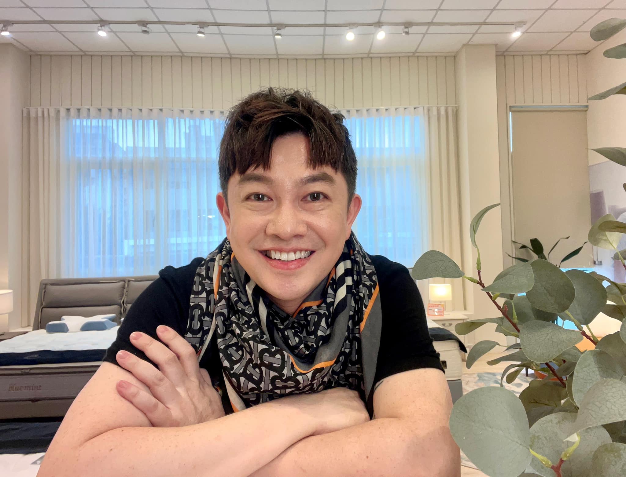 白手起家！名主持替家人揹債「窮到跟助理借錢」什麼通告都接　「買下70坪樓中樓」老宅翻新驚豔30萬人