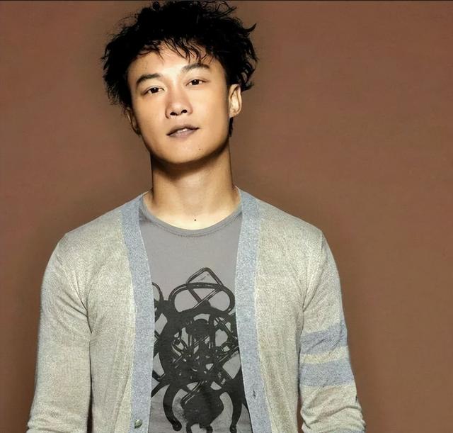 孝心爆棚！歌王砸上千萬「為救重症父親」和哥搶捐肝　「女兒2歲才結婚」親情終於圓滿了