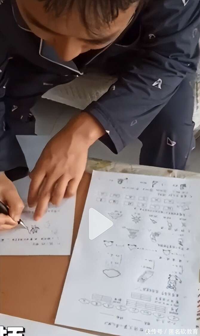 跟不上時代！6旬老教師「不懂線上出題」考卷全手抄　「工整字跡曝光」網心疼：想以前老師了