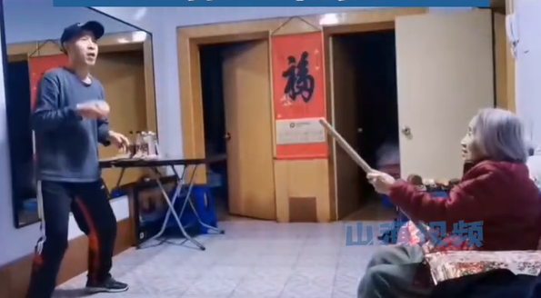 母曾罹重病！58歲孝子「自創拐杖頂球」陪媽媽玩20年　「聽她笑聲不斷」放棄球友也值得