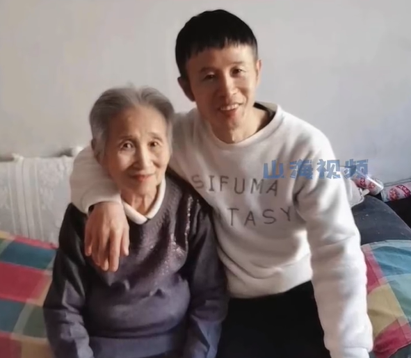 母曾罹重病！58歲孝子「自創拐杖頂球」陪媽媽玩20年　「聽她笑聲不斷」放棄球友也值得