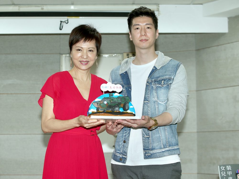 兒子發生嚴重車禍！熊海靈淚曝「躺在醫院18天」　下車走進家門「要花30分鐘」只能靠步行器