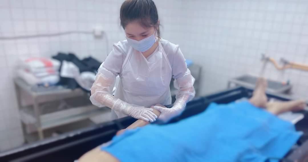 開袋前先深呼吸！大體美容師嘆「這行非正常人能做」曝辛酸　「乾嘔到吐胃酸」向亡者道歉：不是故意的