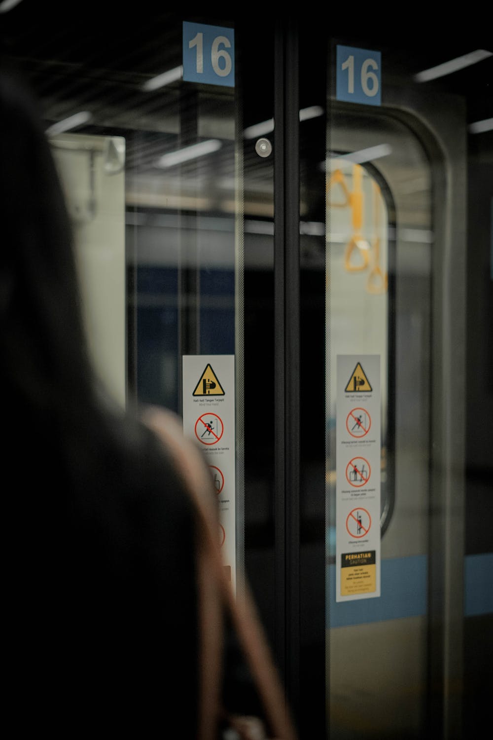 月台目擊「盛裝情侶」等捷運!視線往下「驚見電影情節」網羨慕:可以嫁了~