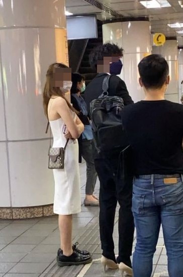 月台目擊「盛裝情侶」等捷運!視線往下「驚見電影情節」網羨慕:可以嫁了~
