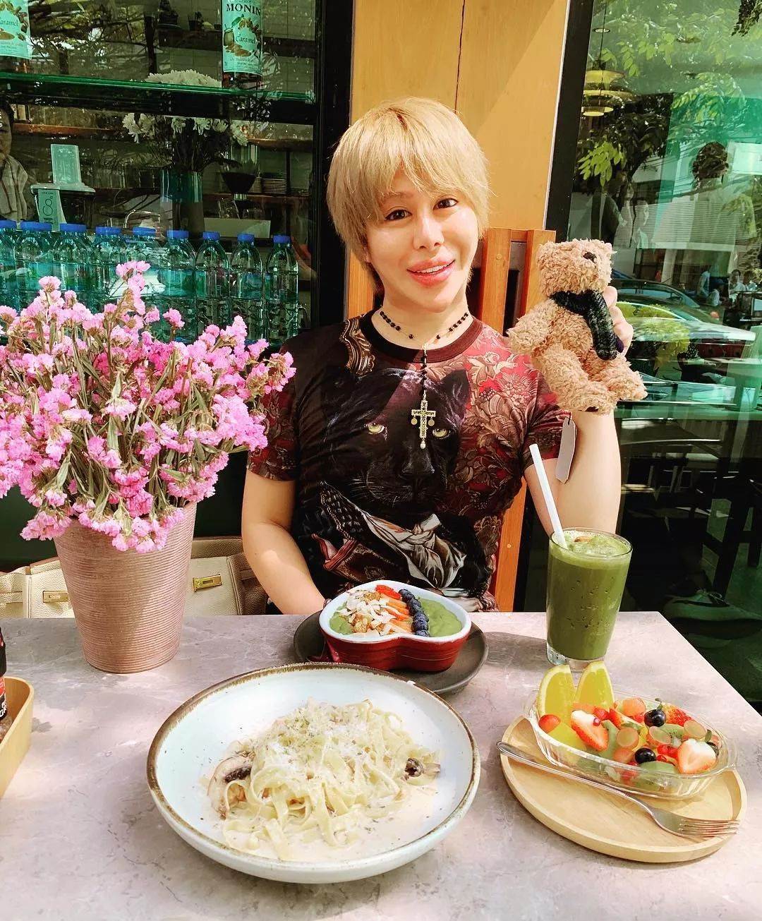 18歲開始被包養！史上第一「軟飯男」7年揮霍1億整成「蛇精」聲稱：絕不會和人類戀愛