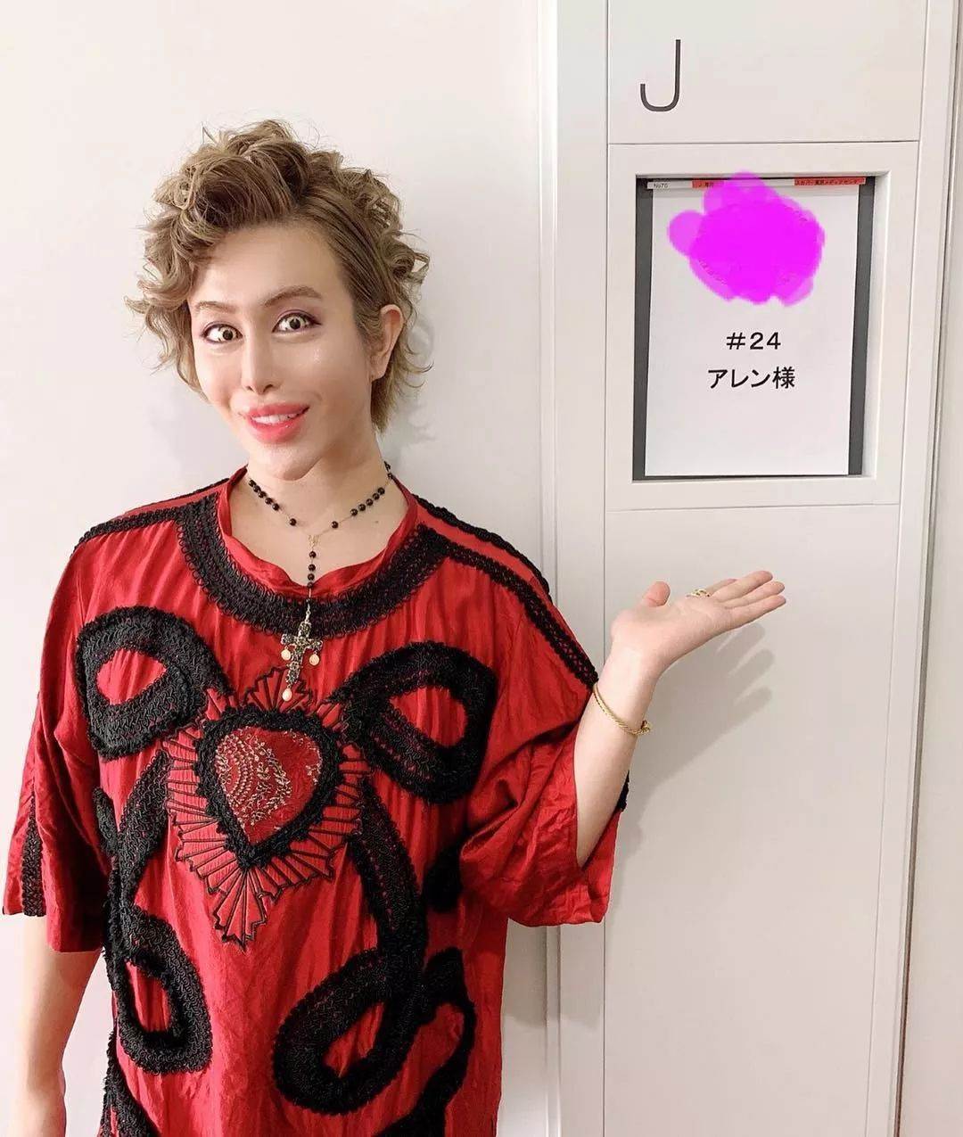 18歲開始被包養！史上第一「軟飯男」7年揮霍1億整成「蛇精」聲稱：絕不會和人類戀愛