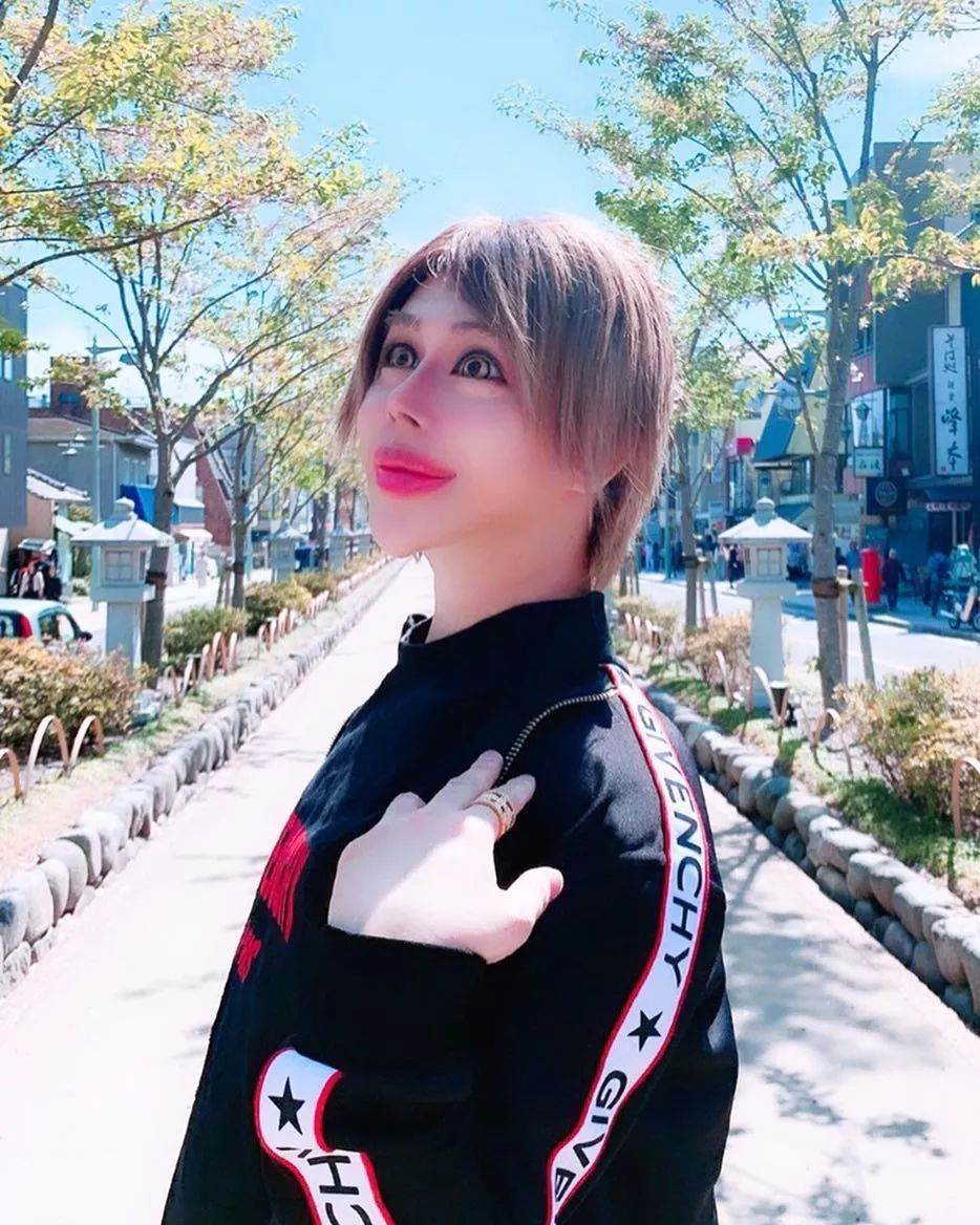 18歲開始被包養！史上第一「軟飯男」7年揮霍1億整成「蛇精」聲稱：絕不會和人類戀愛