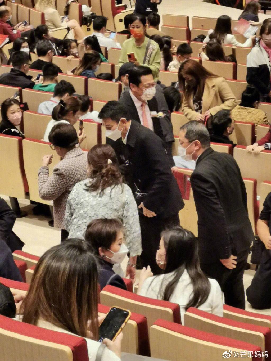  同學爸爸是天王！61歲劉德華「全黑藏人群」緊盯愛女表演　低調現身「難掩巨星光環」：最稱職星爸