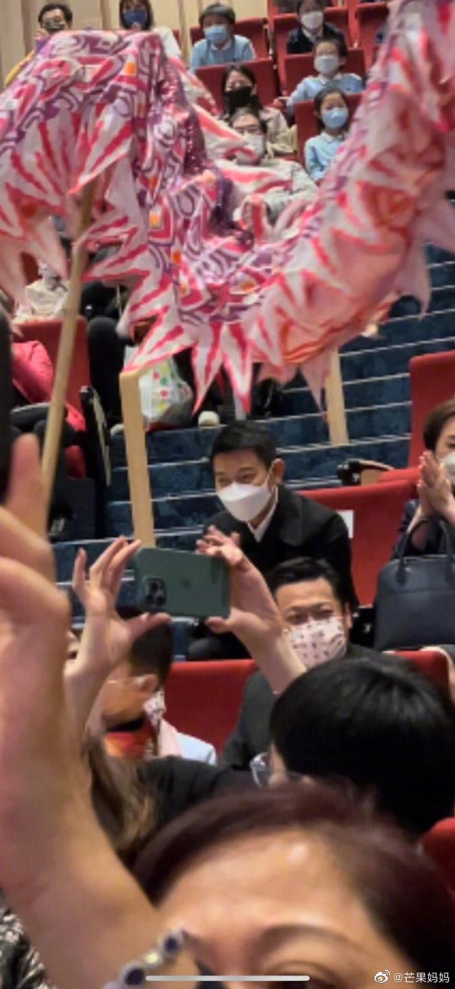  同學爸爸是天王！61歲劉德華「全黑藏人群」緊盯愛女表演　低調現身「難掩巨星光環」：最稱職星爸