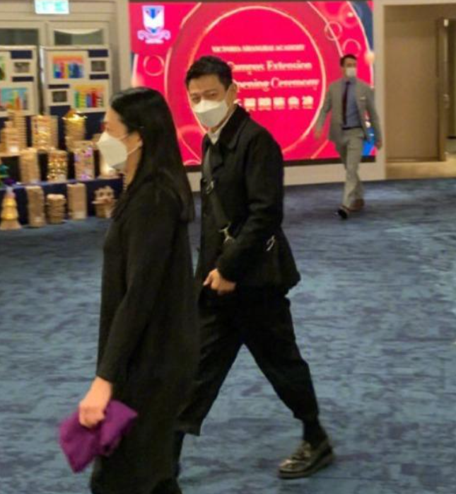  同學爸爸是天王！61歲劉德華「全黑藏人群」緊盯愛女表演　低調現身「難掩巨星光環」：最稱職星爸