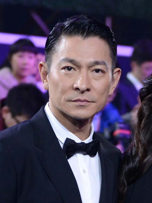  同學爸爸是天王！61歲劉德華「全黑藏人群」緊盯愛女表演　低調現身「難掩巨星光環」：最稱職星爸