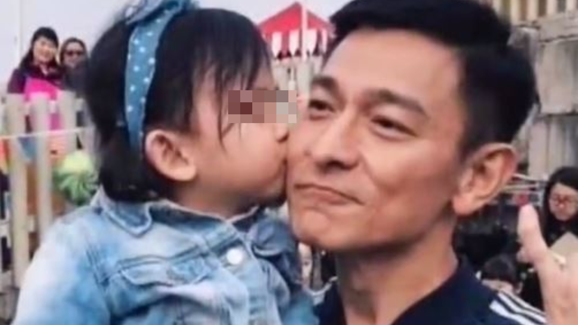  同學爸爸是天王！61歲劉德華「全黑藏人群」緊盯愛女表演　低調現身「難掩巨星光環」：最稱職星爸