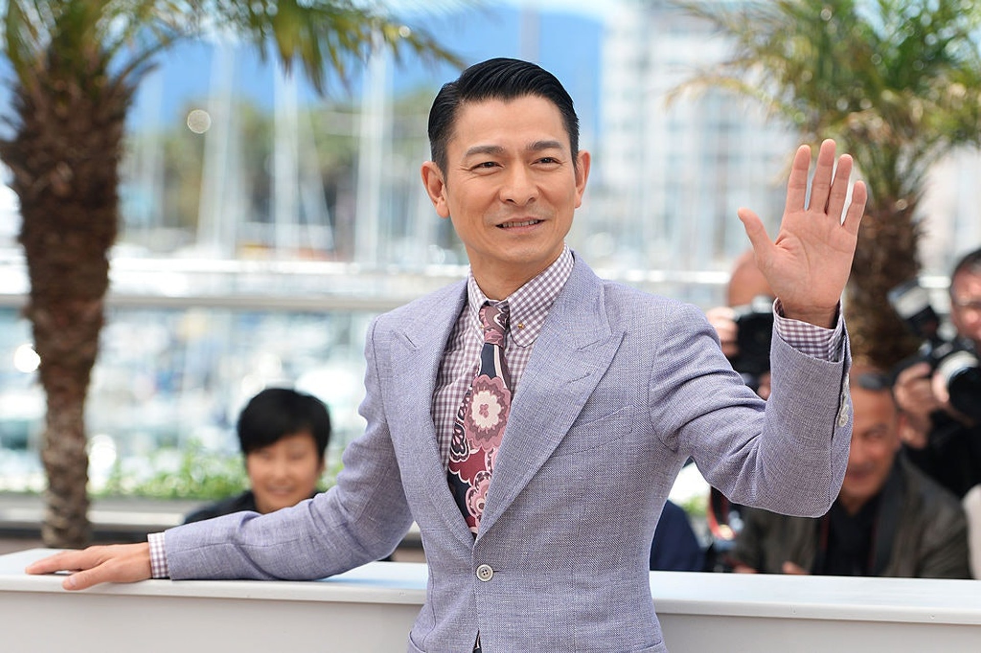  同學爸爸是天王！61歲劉德華「全黑藏人群」緊盯愛女表演　低調現身「難掩巨星光環」：最稱職星爸