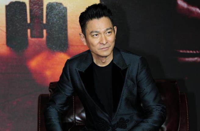  同學爸爸是天王！61歲劉德華「全黑藏人群」緊盯愛女表演　低調現身「難掩巨星光環」：最稱職星爸