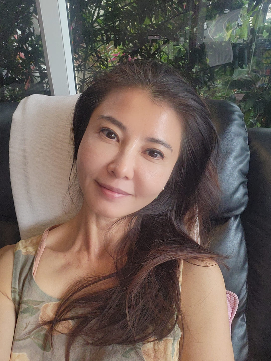 把尪當天侍奉！53歲女星「認患嚴重憂鬱」爆分居　25年異國婚陷危機「兒糾結要跟誰」