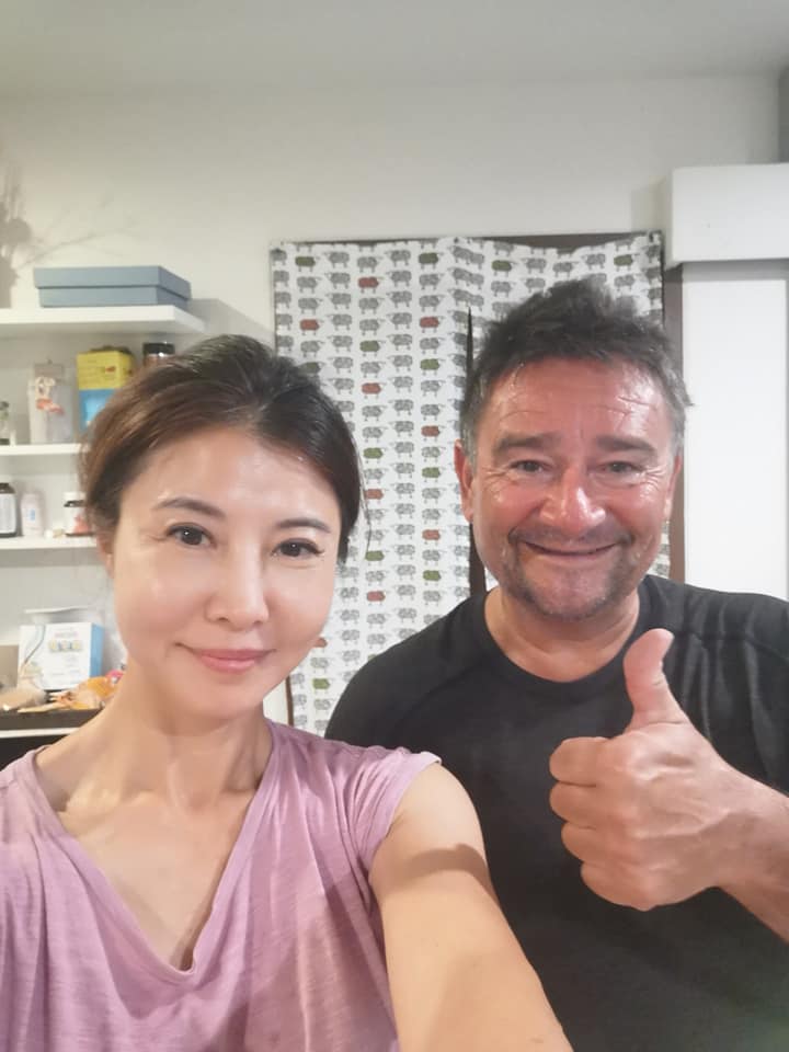 把尪當天侍奉！53歲女星「認患嚴重憂鬱」爆分居　25年異國婚陷危機「兒糾結要跟誰」
