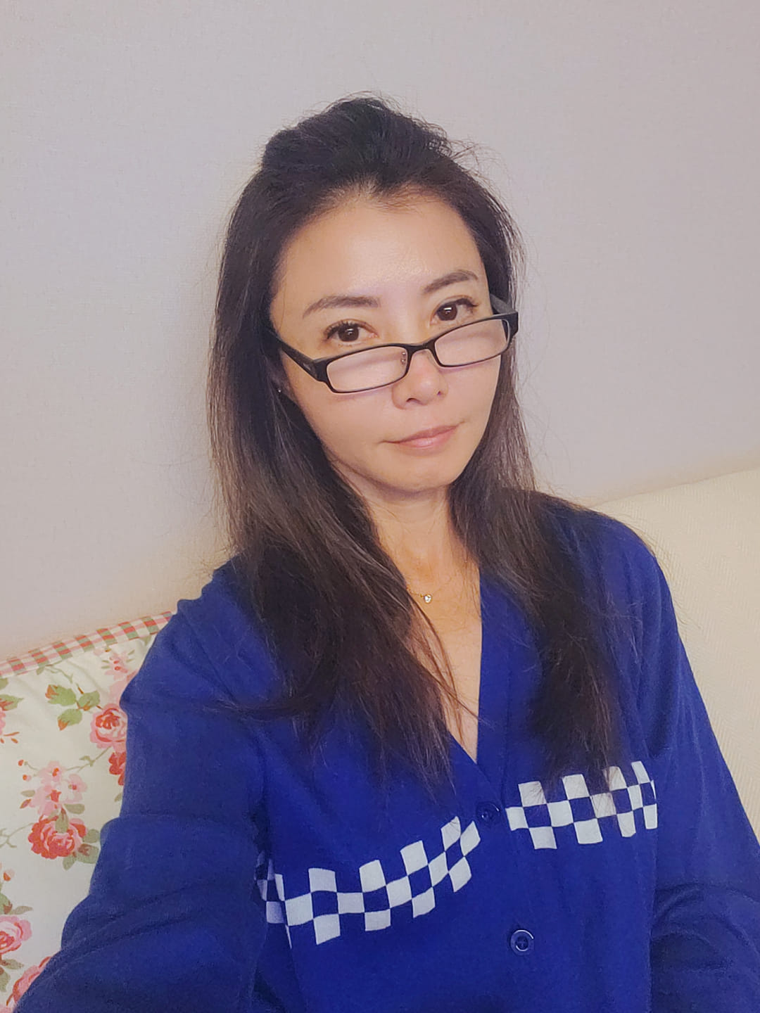 把尪當天侍奉！53歲女星「認患嚴重憂鬱」爆分居　25年異國婚陷危機「兒糾結要跟誰」