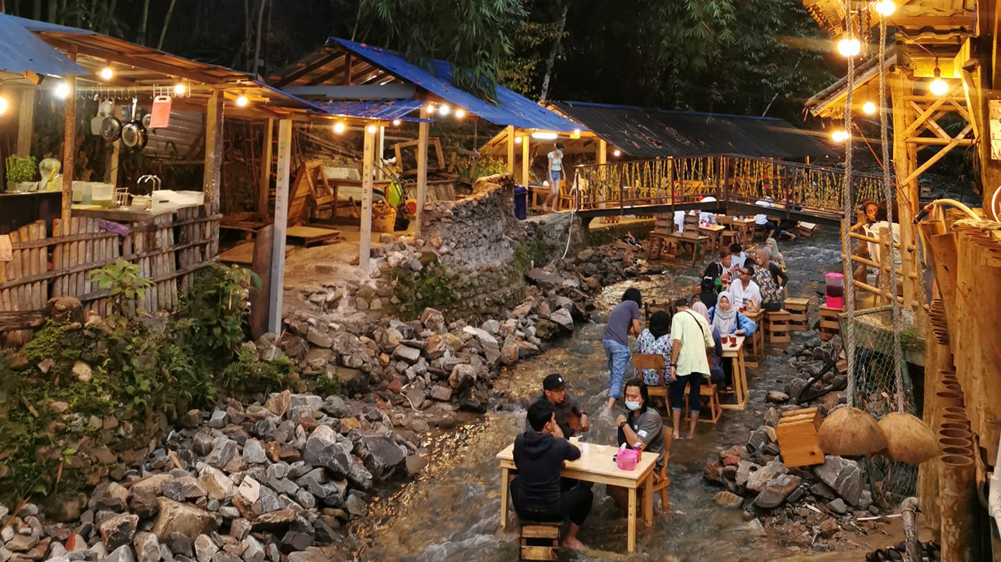 腳踏著河流烤肉!超酷享受「河床上木桌餐廳」爆紅 白天時無人「有如山林私人部落」想住一輩子❤️