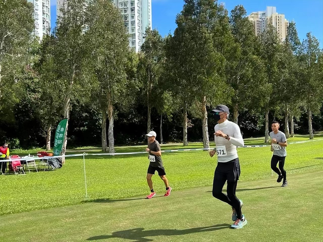 比賽巧遇周潤發！「他主動擔任人體腳架」合影來者不拒　「不到1小時完賽」驚人記錄曝