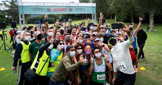 比賽巧遇周潤發！「他主動擔任人體腳架」合影來者不拒　「不到1小時完賽」驚人記錄曝