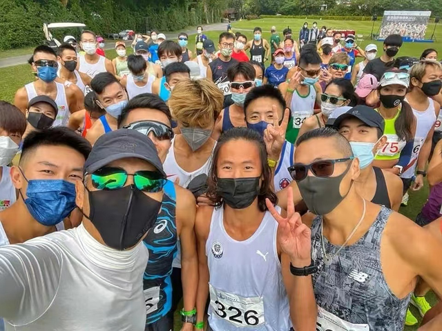 比賽巧遇周潤發！「他主動擔任人體腳架」合影來者不拒　「不到1小時完賽」驚人記錄曝