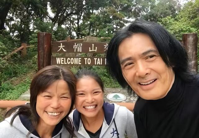 比賽巧遇周潤發！「他主動擔任人體腳架」合影來者不拒　「不到1小時完賽」驚人記錄曝