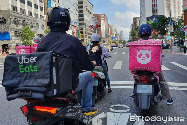 爸爸是熊貓！單親爸跑外送「女兒寫作文告白」：我最愛他　網友被暖哭「全世界最幸福」再苦都忘了