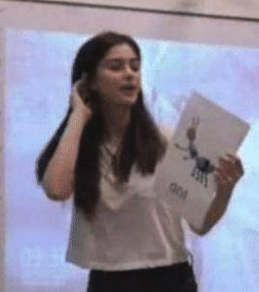 爸爸搶接小孩下課！幼稚園老師太美「外貌神似女明星」照片曝光　媽媽們氣炸「要求學校解僱她」