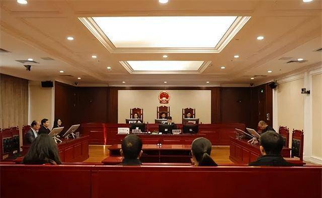 坐公車拒不讓座！老人「狂扇小夥4巴掌」後倒地猝死　家屬「索賠250萬」結果大快人心