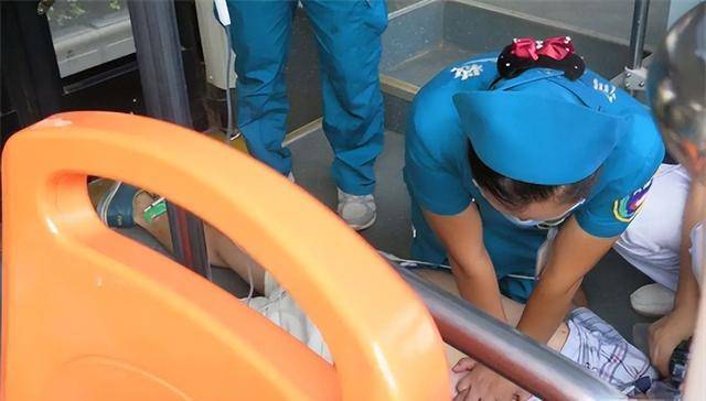 坐公車拒不讓座！老人「狂扇小夥4巴掌」後倒地猝死　家屬「索賠250萬」結果大快人心