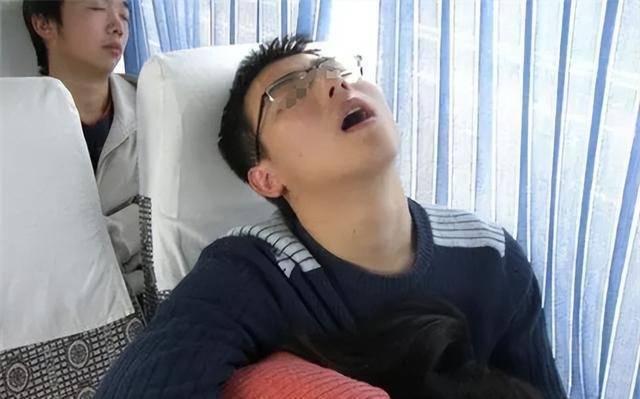 坐公車拒不讓座！老人「狂扇小夥4巴掌」後倒地猝死　家屬「索賠250萬」結果大快人心