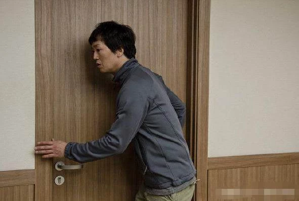 老公癱床3年「妻不離不棄」！某天忘帶鑰匙回家「看清開門的人」後她泣不成聲：好人一定會有好報