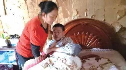 老公癱床3年「妻不離不棄」！某天忘帶鑰匙回家「看清開門的人」後她泣不成聲：好人一定會有好報