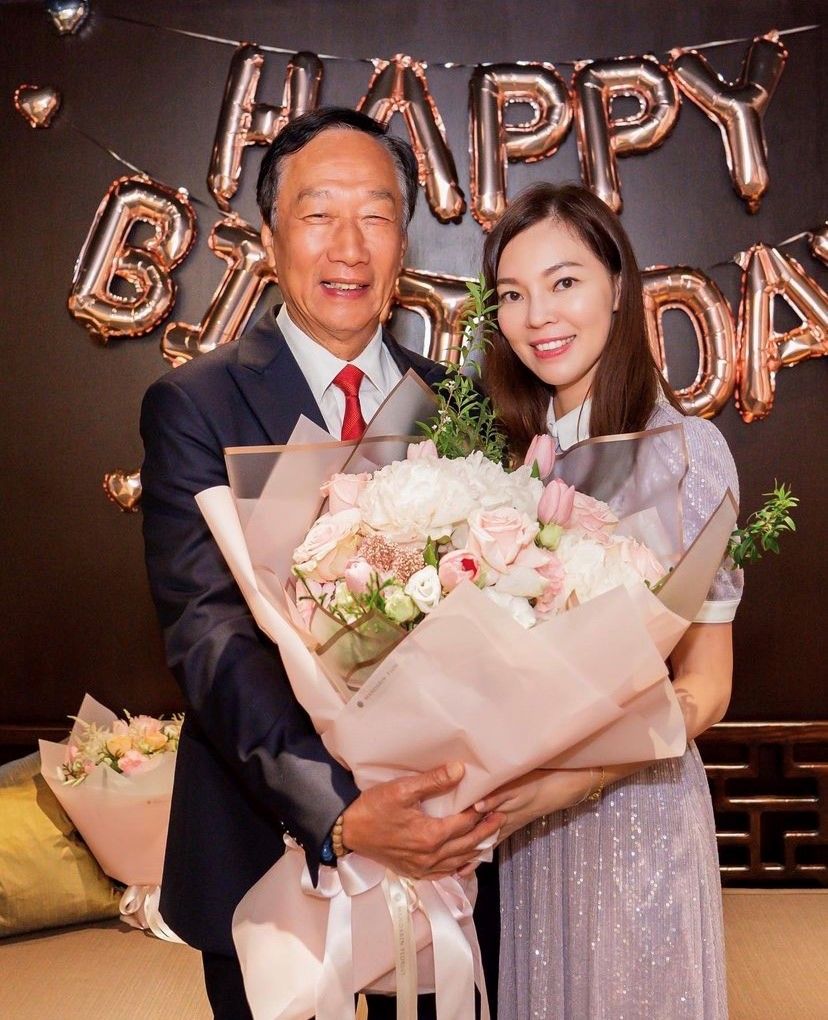 甜笑激似媽媽！郭台銘女兒解放長腿「身高直逼165公分母」　「顏值復刻曾馨瑩」穿上蓬裙宛如公主化身