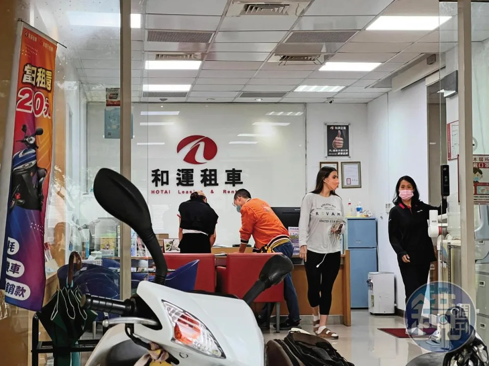 相較阿翔開名車租豪宅！浩子為家人「砸600萬積蓄環遊世界」不後悔　被目擊「十指緊扣老婆租車」生活超簡樸
