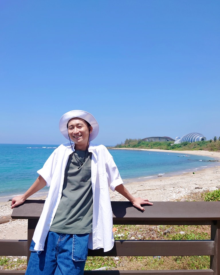 相較阿翔開名車租豪宅！浩子為家人「砸600萬積蓄環遊世界」不後悔　被目擊「十指緊扣老婆租車」生活超簡樸