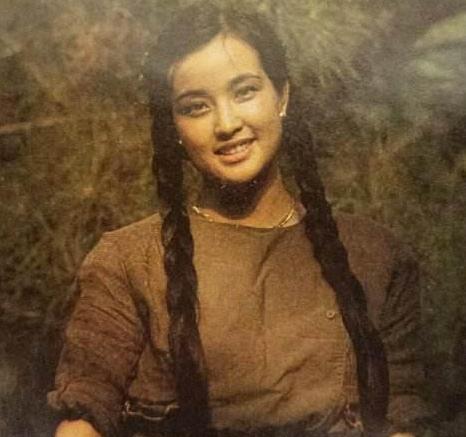 她蹲過監獄！離3次婚「被大13歲富商」追30年　61歲再嫁豪門「70歲近照」驚艷眾人