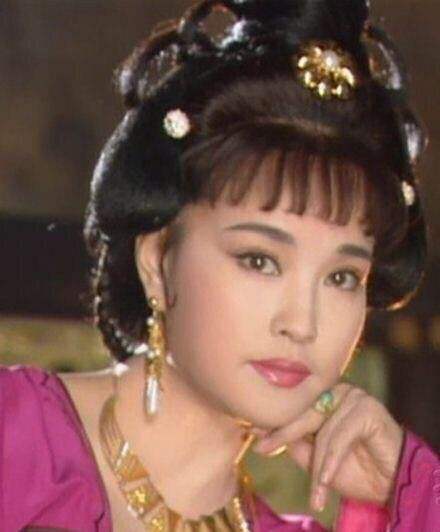 她蹲過監獄！離3次婚「被大13歲富商」追30年　61歲再嫁豪門「70歲近照」驚艷眾人
