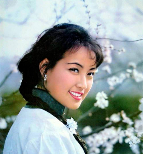她蹲過監獄！離3次婚「被大13歲富商」追30年　61歲再嫁豪門「70歲近照」驚艷眾人
