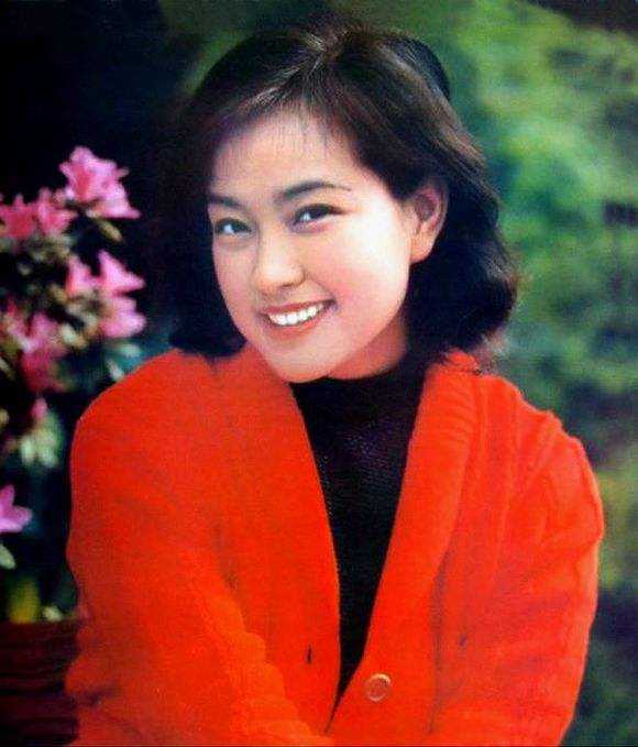 她蹲過監獄！離3次婚「被大13歲富商」追30年　61歲再嫁豪門「70歲近照」驚艷眾人