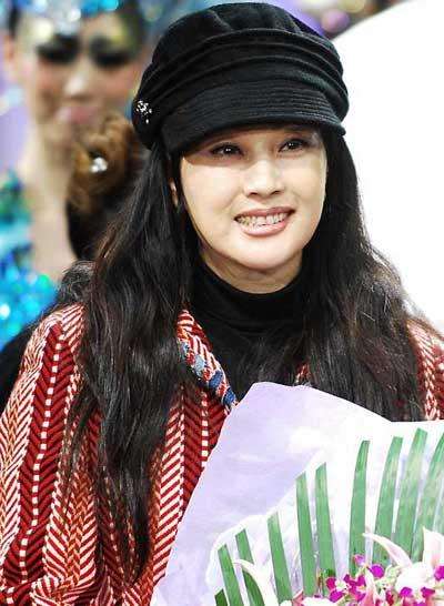 她蹲過監獄！離3次婚「被大13歲富商」追30年　61歲再嫁豪門「70歲近照」驚艷眾人