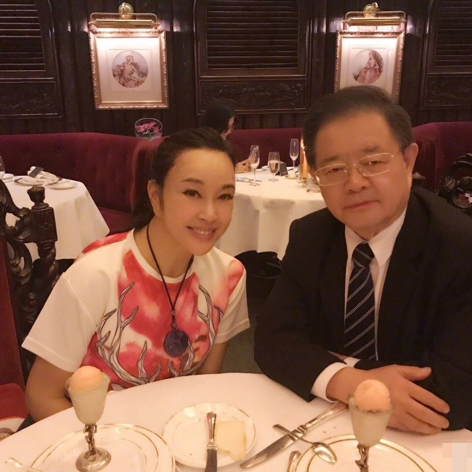 她蹲過監獄！離3次婚「被大13歲富商」追30年　61歲再嫁豪門「70歲近照」驚艷眾人