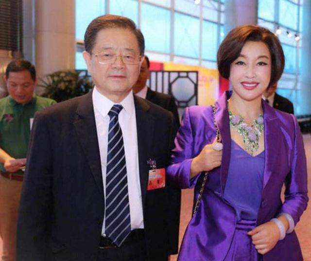 她蹲過監獄！離3次婚「被大13歲富商」追30年　61歲再嫁豪門「70歲近照」驚艷眾人
