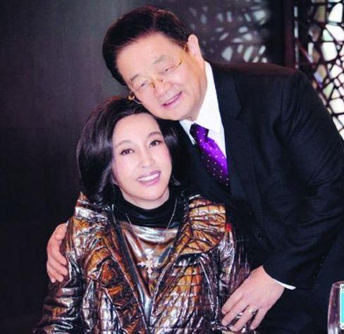 她蹲過監獄！離3次婚「被大13歲富商」追30年　61歲再嫁豪門「70歲近照」驚艷眾人