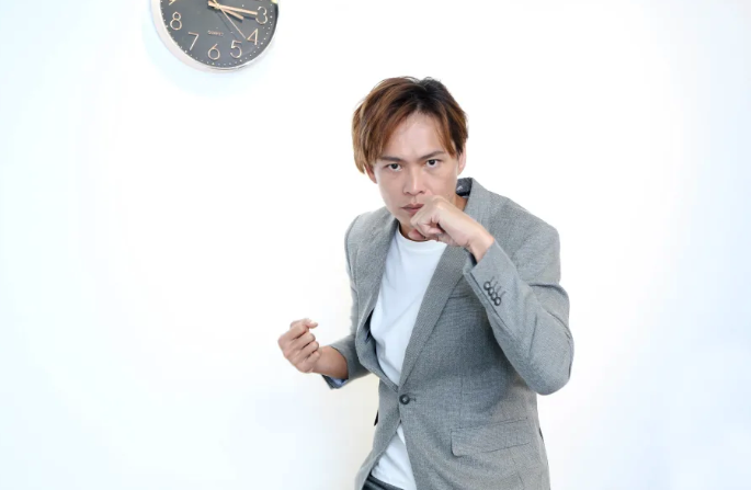 差點就沒命！黃鐙輝驚爆「腳底板爆開」重傷急救　醫一看搖頭嘆：「這可能要截肢了」