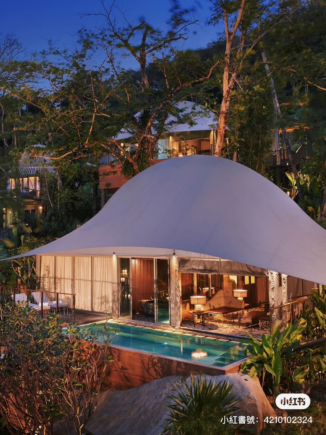 森林裡的精靈小屋!洋蔥型「竹編木屋Villa」藏身綠樹中 房內還有「露天私人泳池」根本童話成真❤️