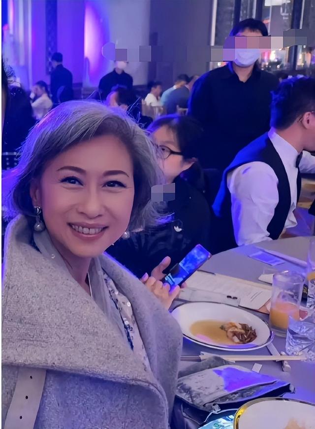 婚禮驚見大咖歌后！她曬「61歲無濾鏡生圖」美到零瑕疵　「打包剩菜剩飯」私下簡樸到不行