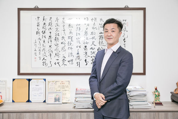 母狂喊痛急送醫！名律師陪伴「檢查卻沒異狀」崩潰：你怎麼可以裝病　「絕望到求神問卜」淚揭5長照體悟
