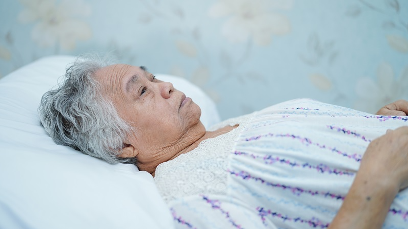 母狂喊痛急送醫！名律師陪伴「檢查卻沒異狀」崩潰：你怎麼可以裝病　「絕望到求神問卜」淚揭5長照體悟